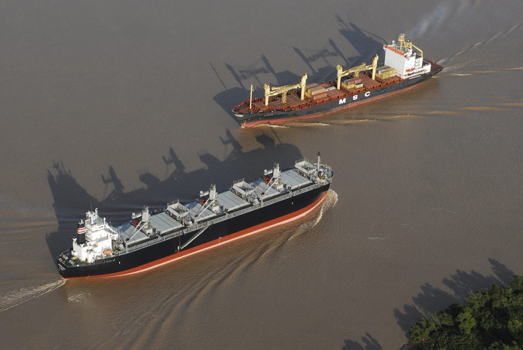 Barcos cerealeros en el Rio Parana frente a rosario